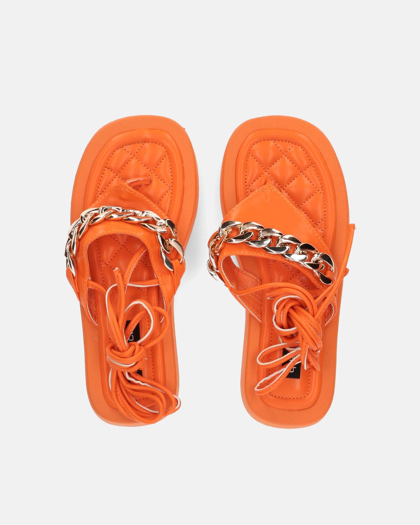 AURA - sandalias planas naranjas con cadena dorada y cordones