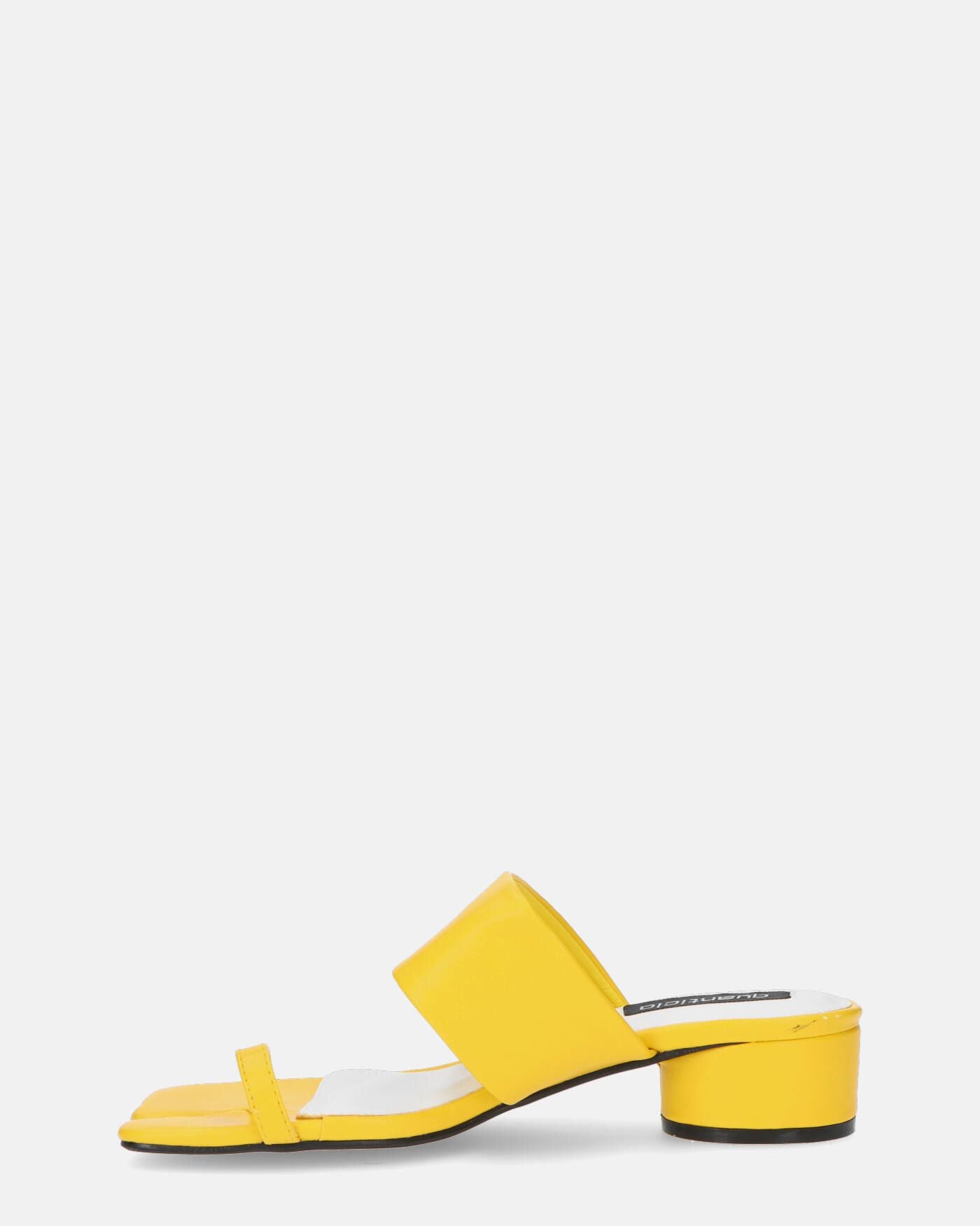  PIERA - Sandalia de tacón bajo en amarillo