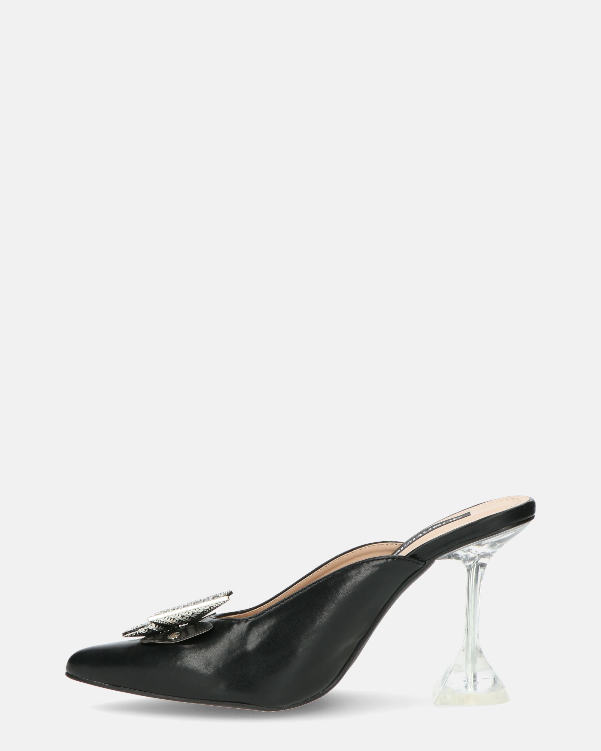 DOJA - zapatos de tacón en ecopiel negra con mariposa de pedrería en la puntera