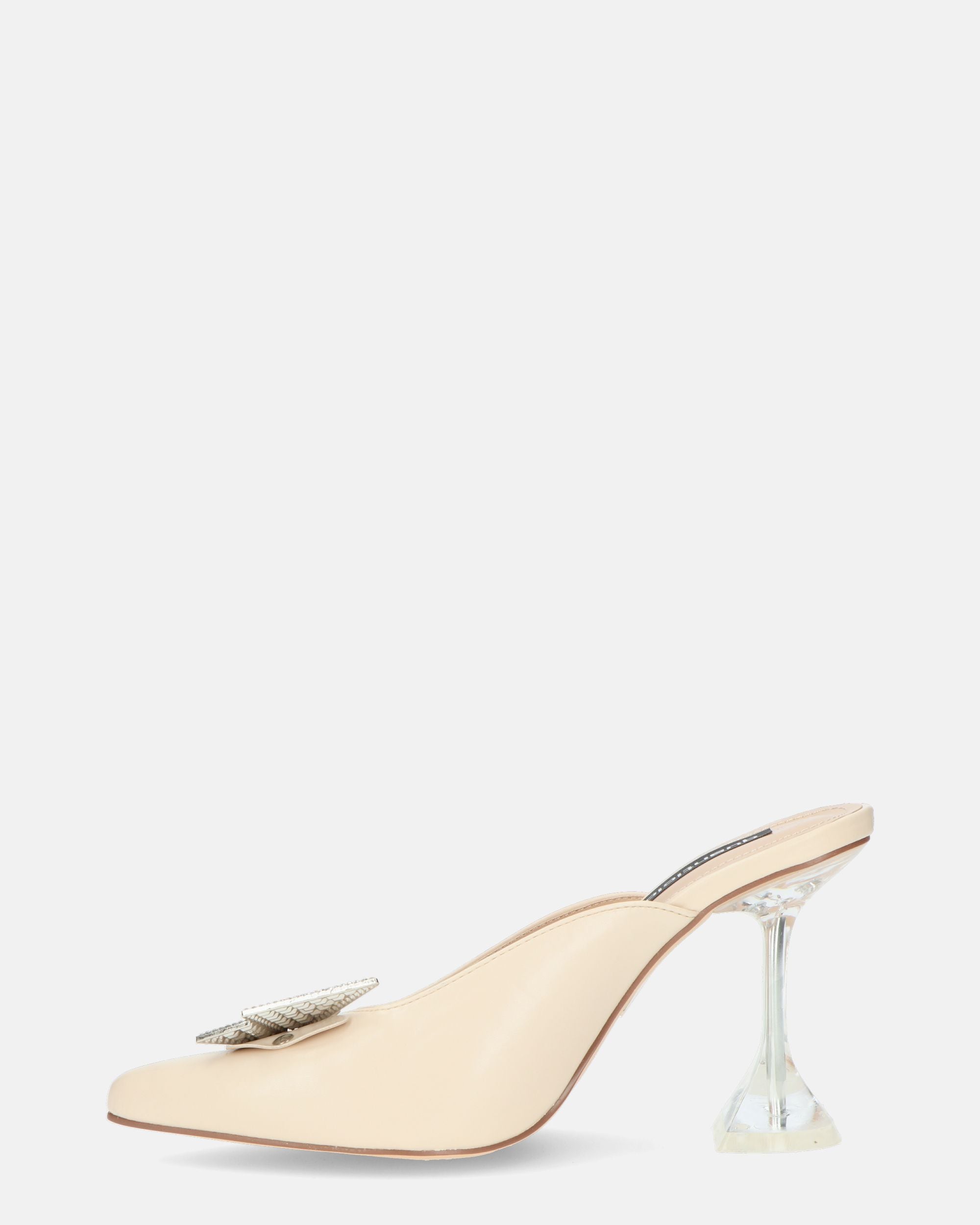DOJA - zapatos de tacón en ecopiel beige con mariposa de pedrería en la puntera
