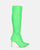 LAILA - botas altas en ecopiel verde con textura de cocodrilo y cinturón lateral