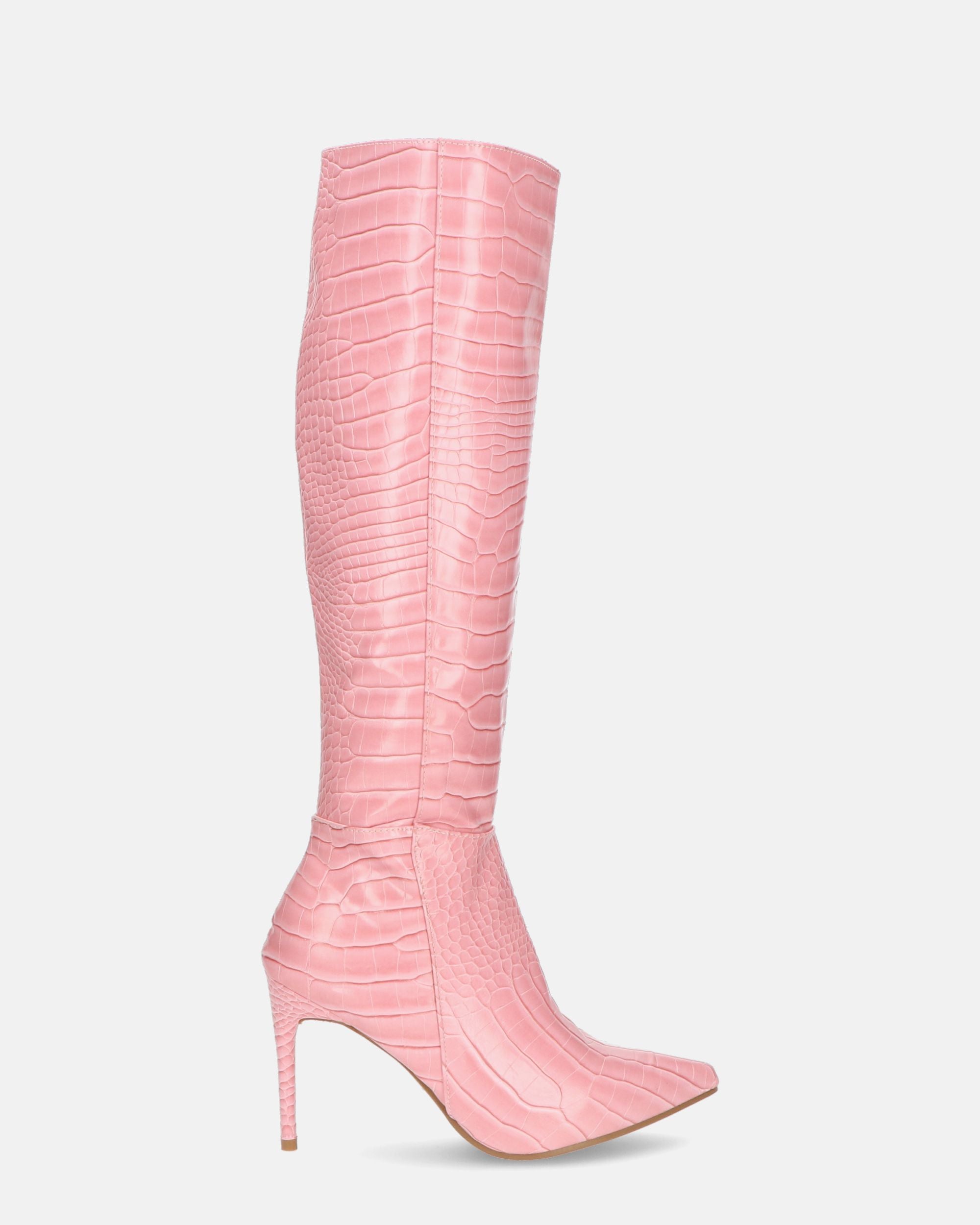 LAILA - botas altas en ecopiel rosa con textura de cocodrilo y cinturón lateral