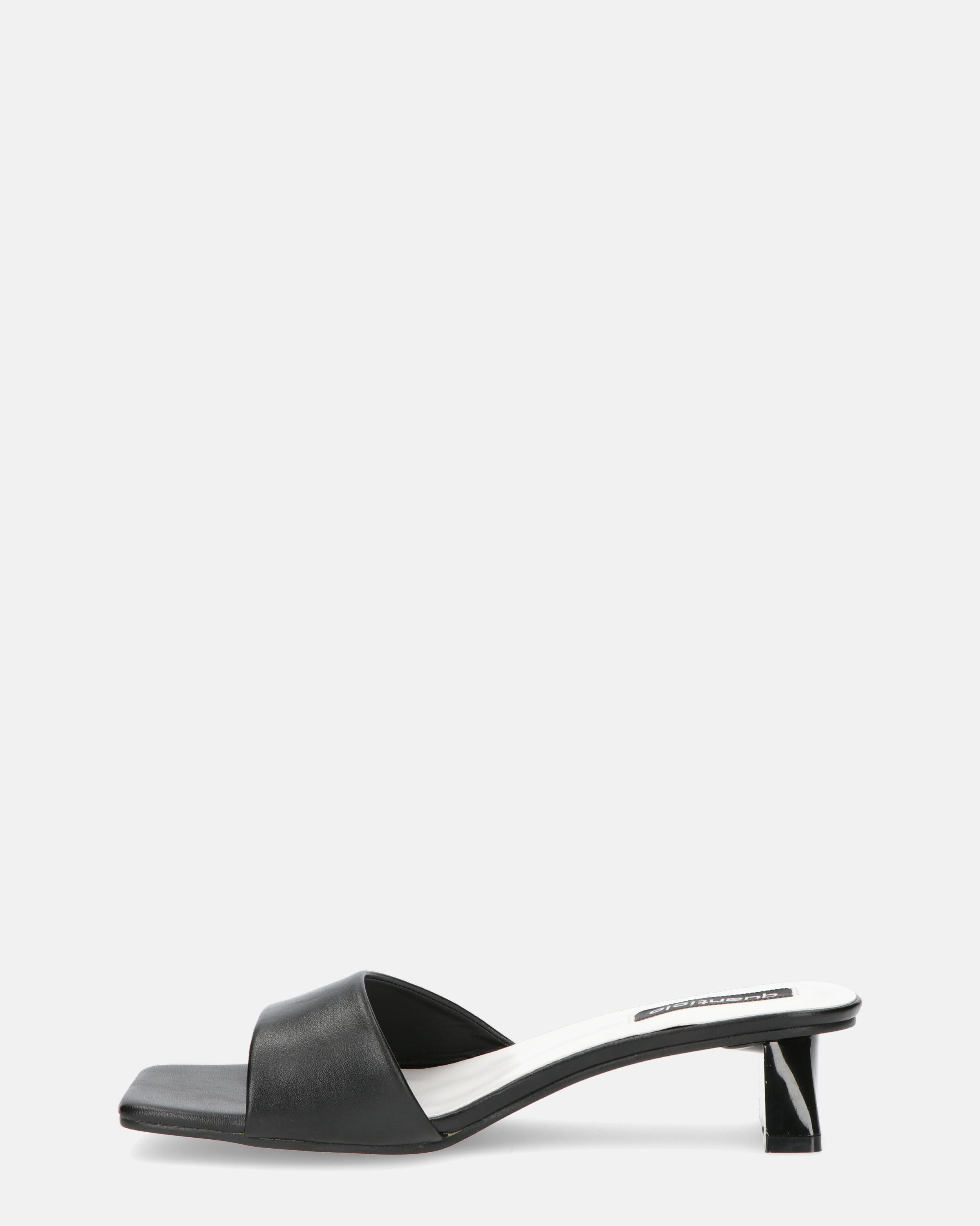 TITTI - sandalia de tacón en negro y blanco