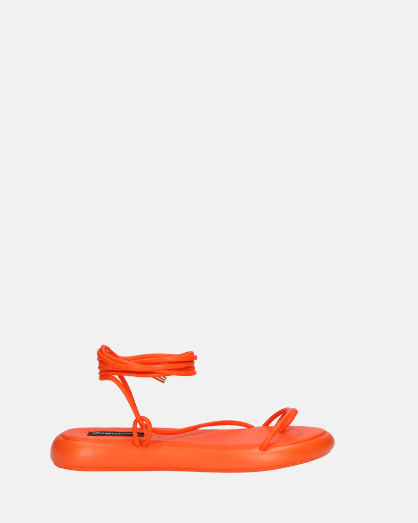 LACEY - sandalias de dedo planas naranjas con cordones