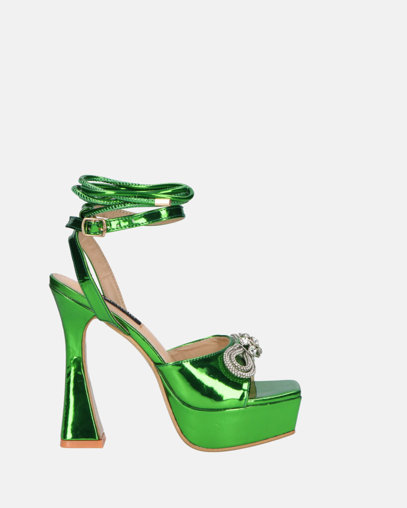 JANINE - zapatos de tacón con plataforma en verde glassy y lazo con pedrería