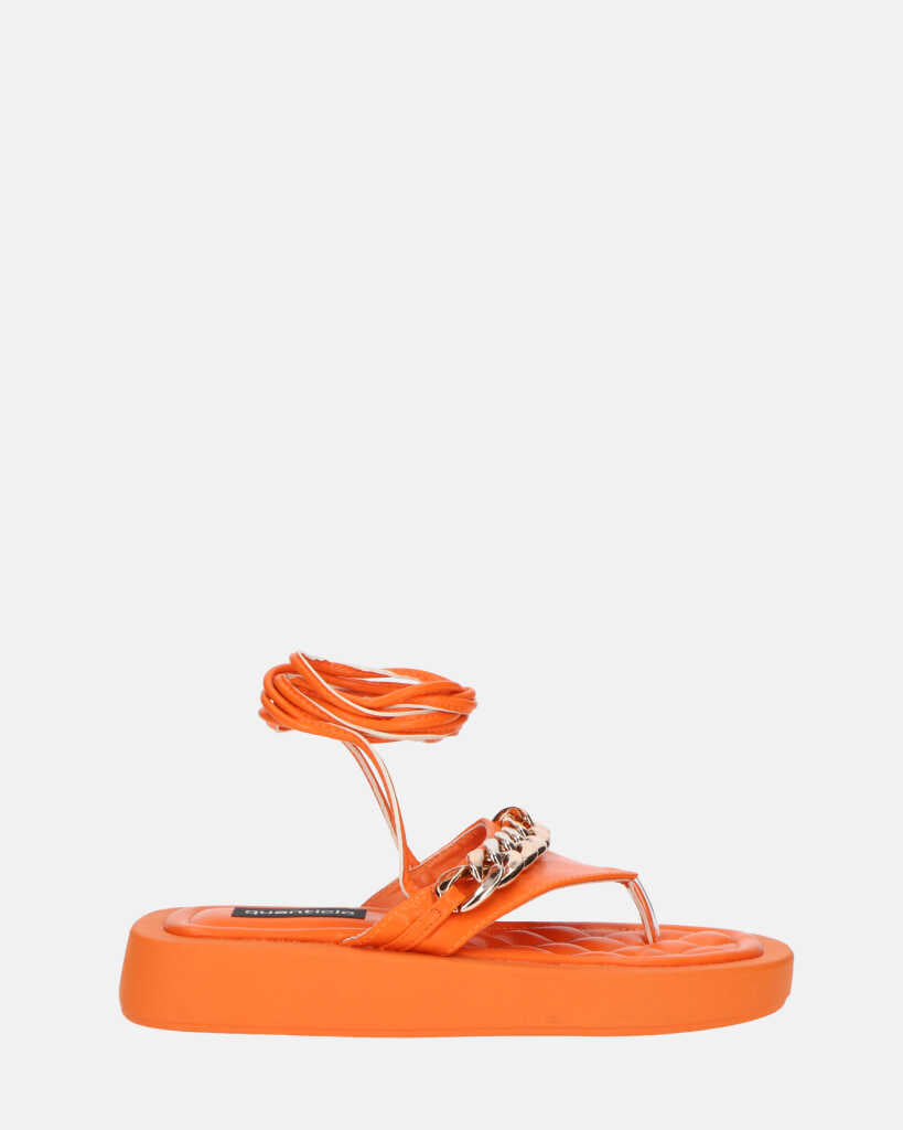 AURA - sandalias planas naranjas con cadena dorada y cordones